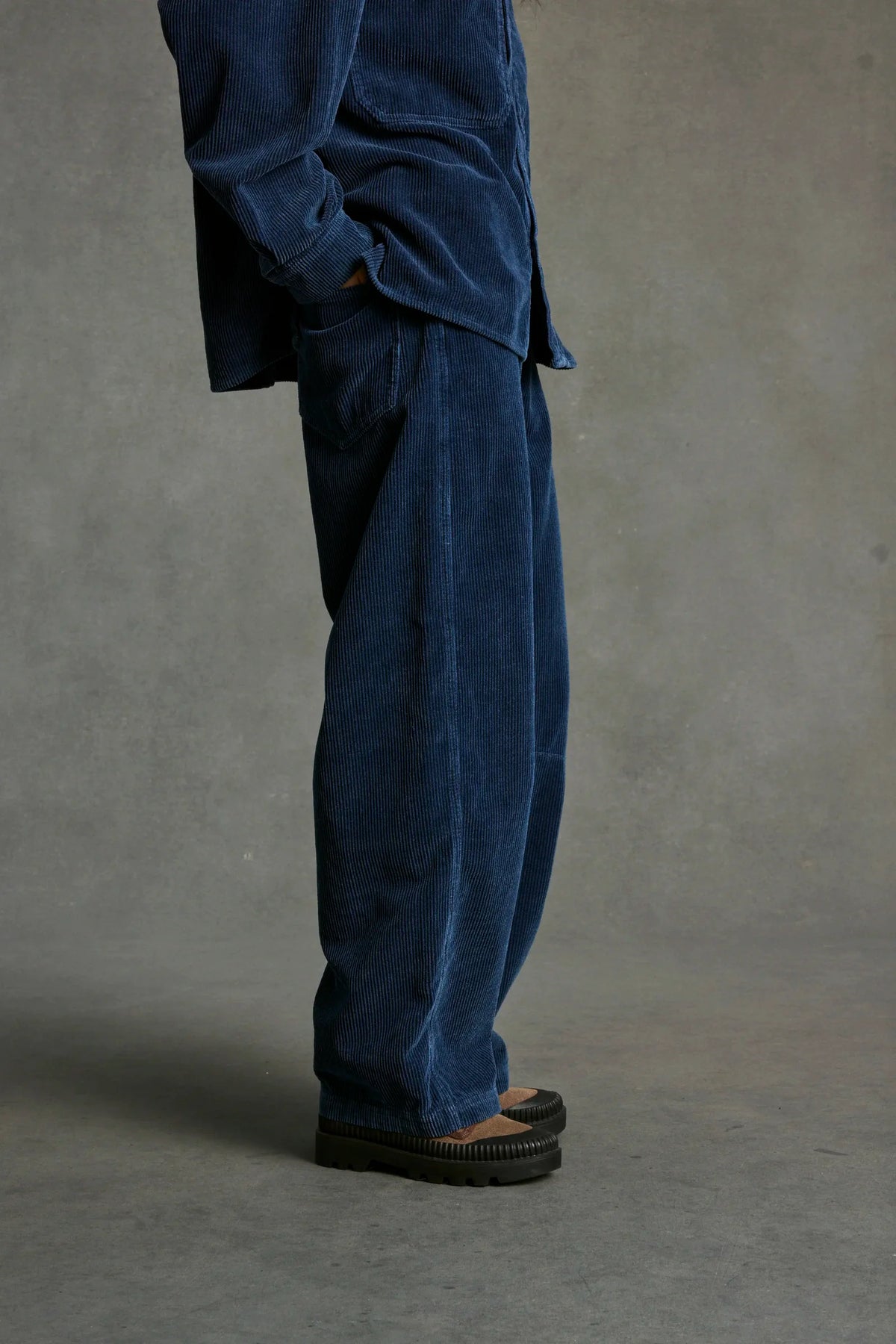 Pantalon Barrel velours indigo