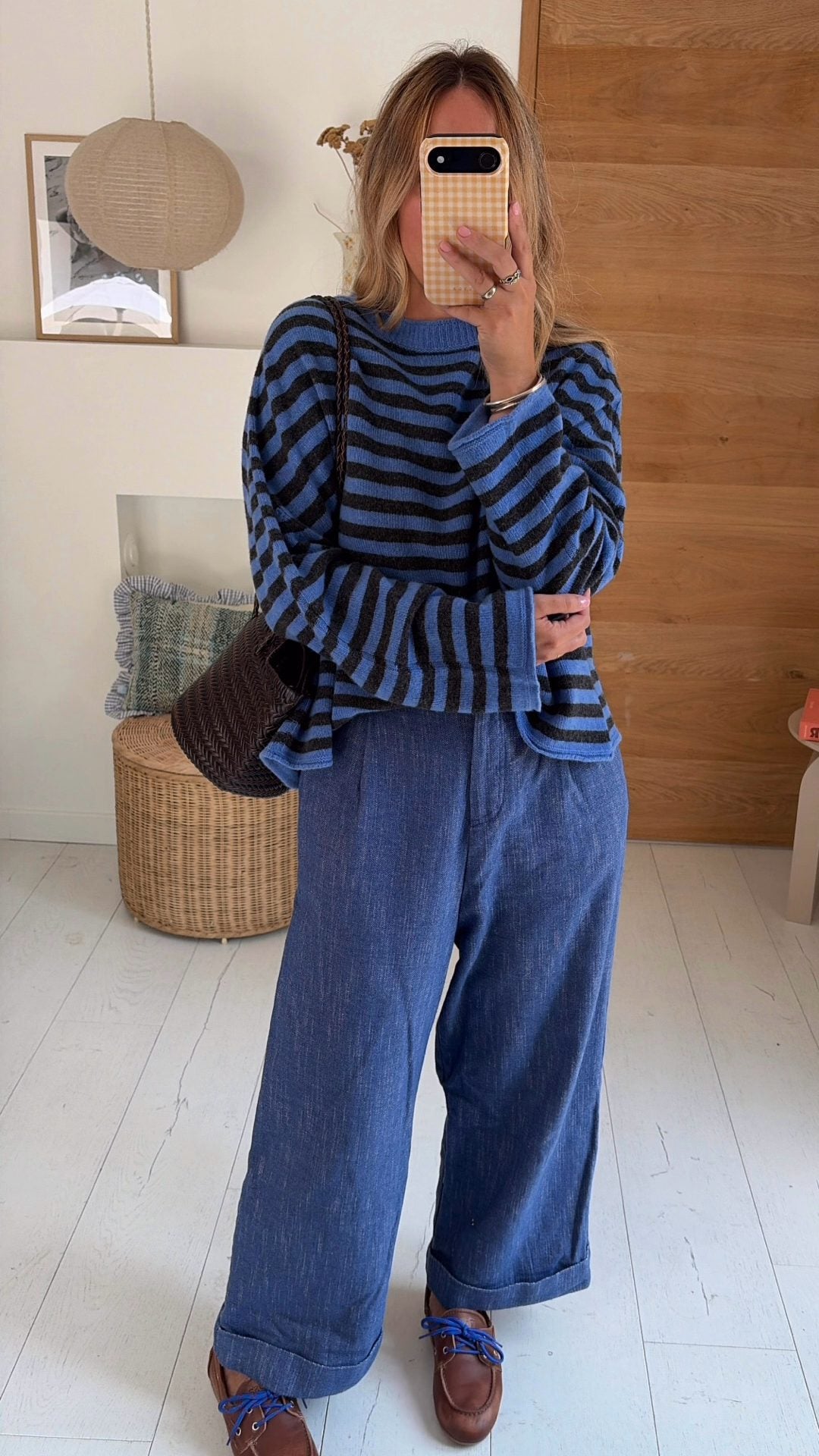 Shop the look : Pull Vanessa stripe celeste anthracite et Boat shoes brown (lacets bleu)…