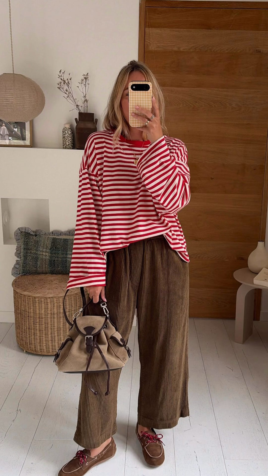 Shop the look : Pantalon Roma velours hunter et Tee shirt Léonce rouge écru…