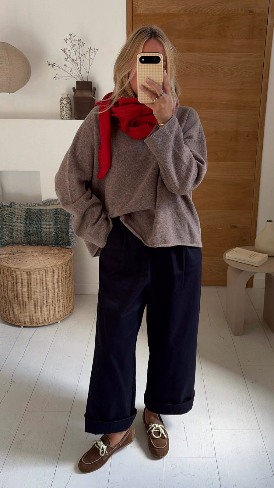 Shop the look : Pantalon Mariano navy et Écharpe Côme rouge…