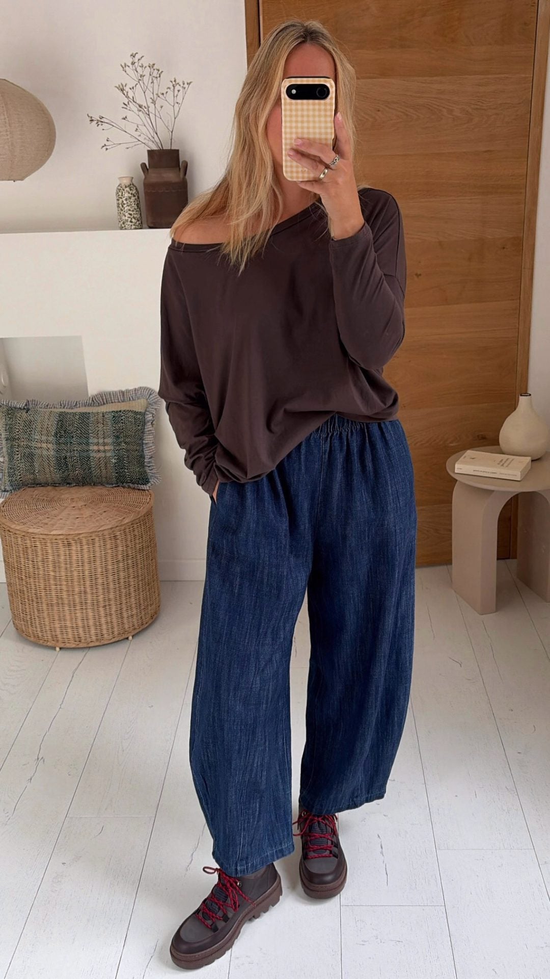 Shop the look : Jean Barrel denim blue et Boots Abra dark brown check…