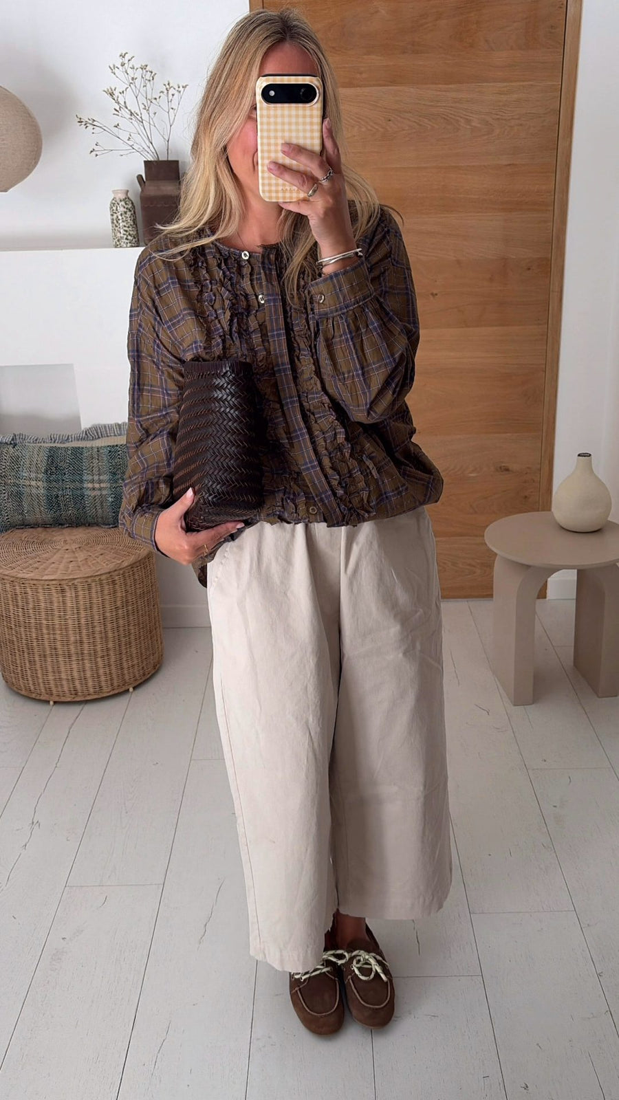 Shop the look : Blouse Sienna carreaux bronze et Pantalon Roma écru…